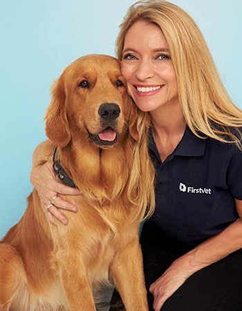 Portrettfoto av Trude Mostue sammen med en hund