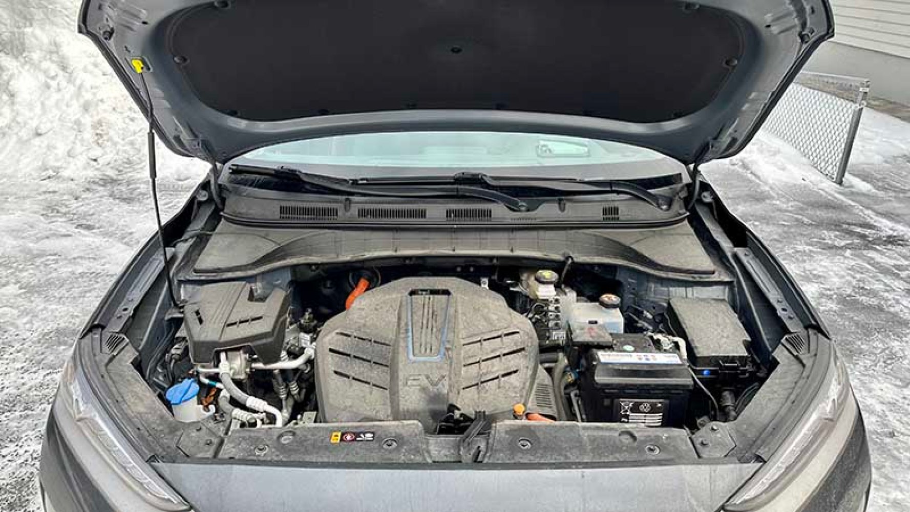 Bilde av motorommet til en brukt elbil.