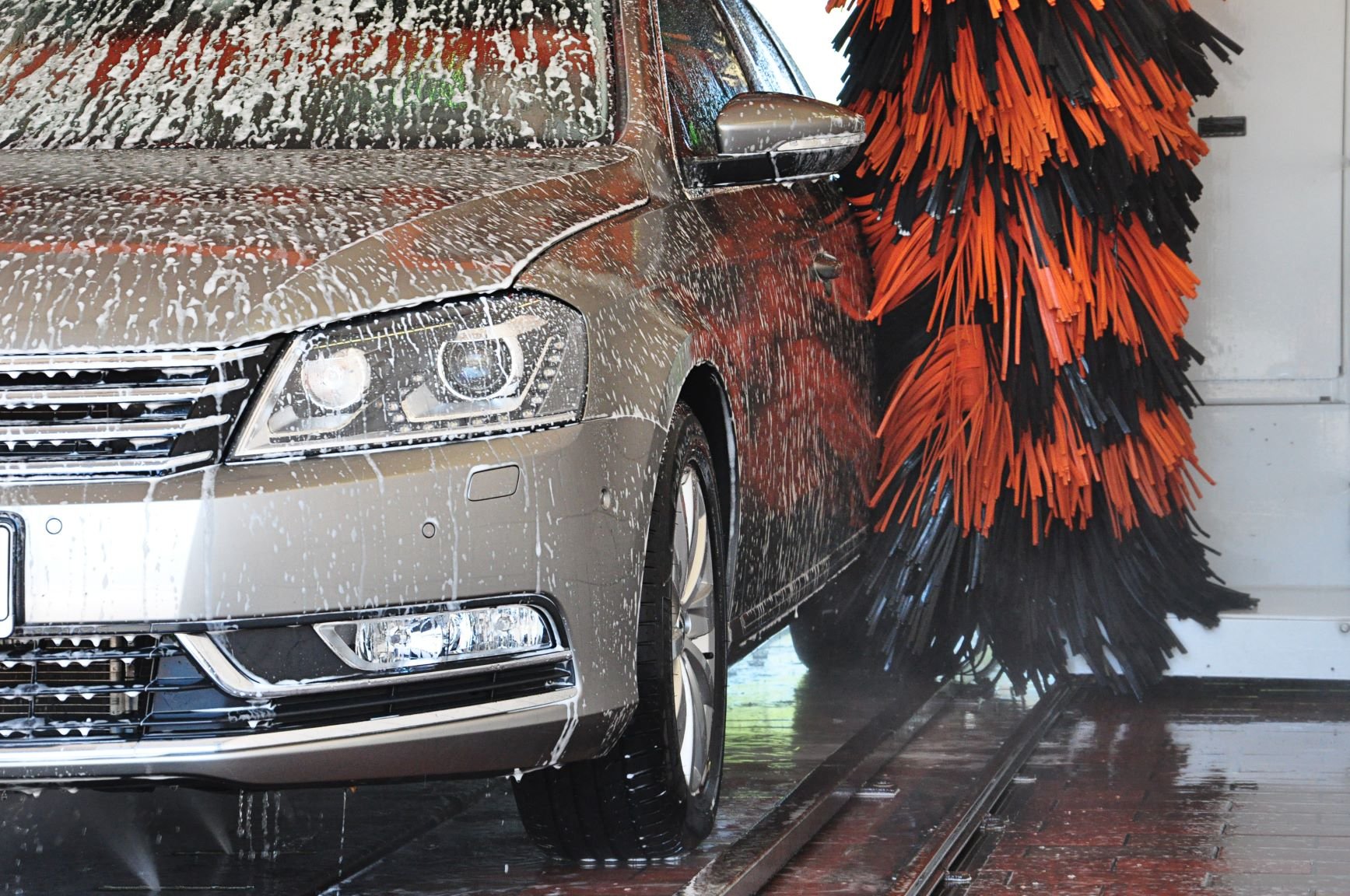 Bil i bilvaskemaskin