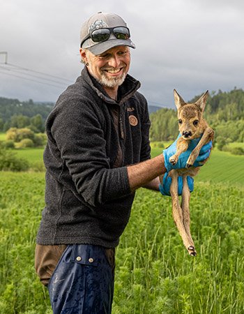 Anders Aas sår med en reddet rådyrkilling i hendene