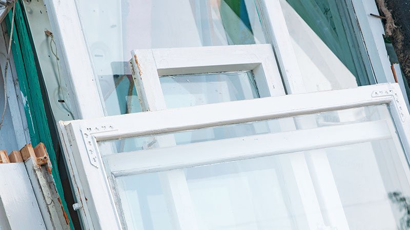 Vinduer står stablet inntil hverandre