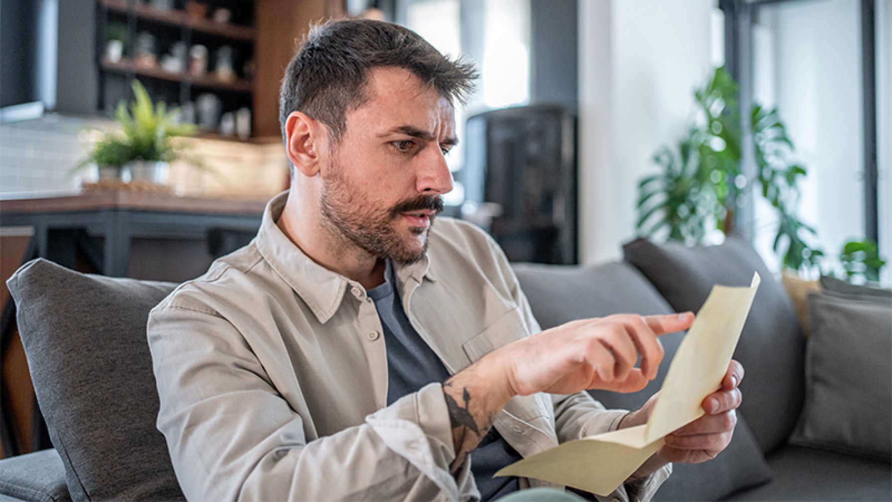 En mann leser på et ark