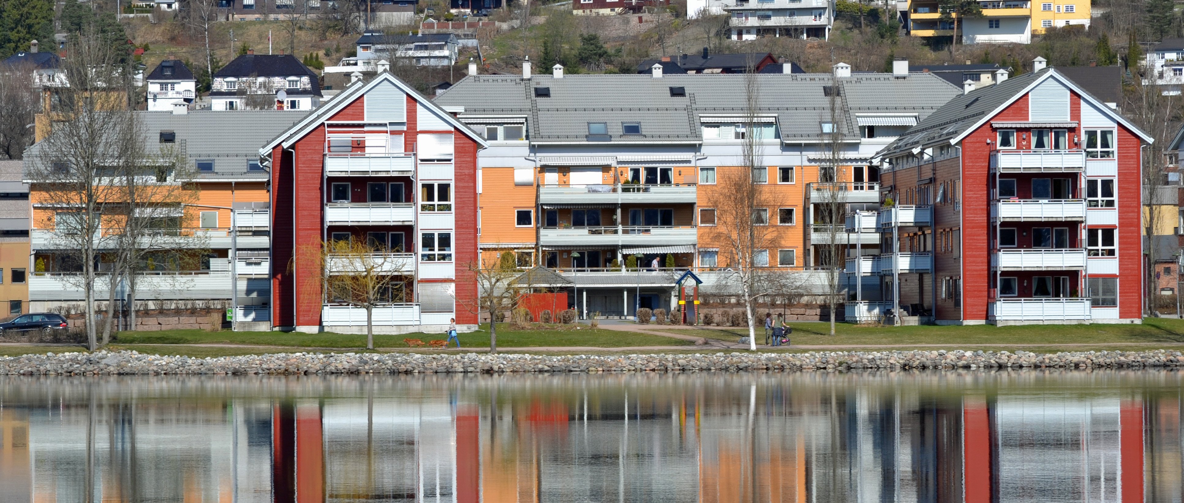 Hotvet sameie: Leilighetsbygg nede ved en elv