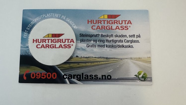 Den hvite, runde delen er plasteret som skal festes på skaden.