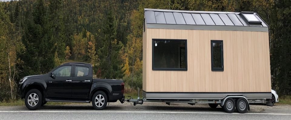 Bil med mikrohus på henger