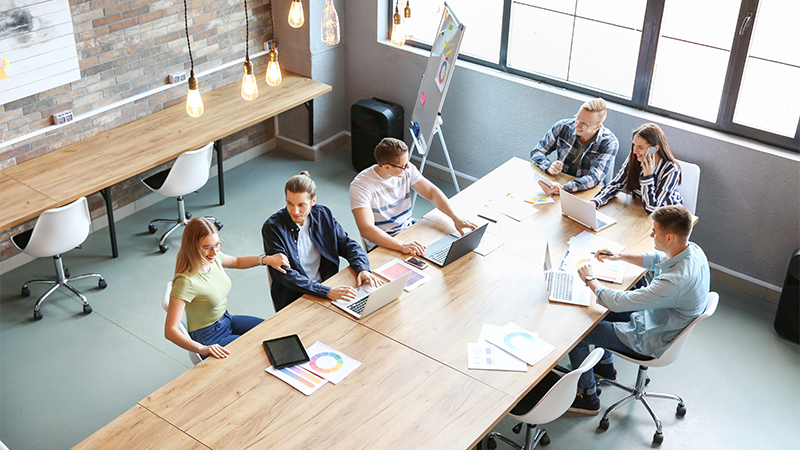 Ansatte som jobber sammen i et lite kontorlandskap.