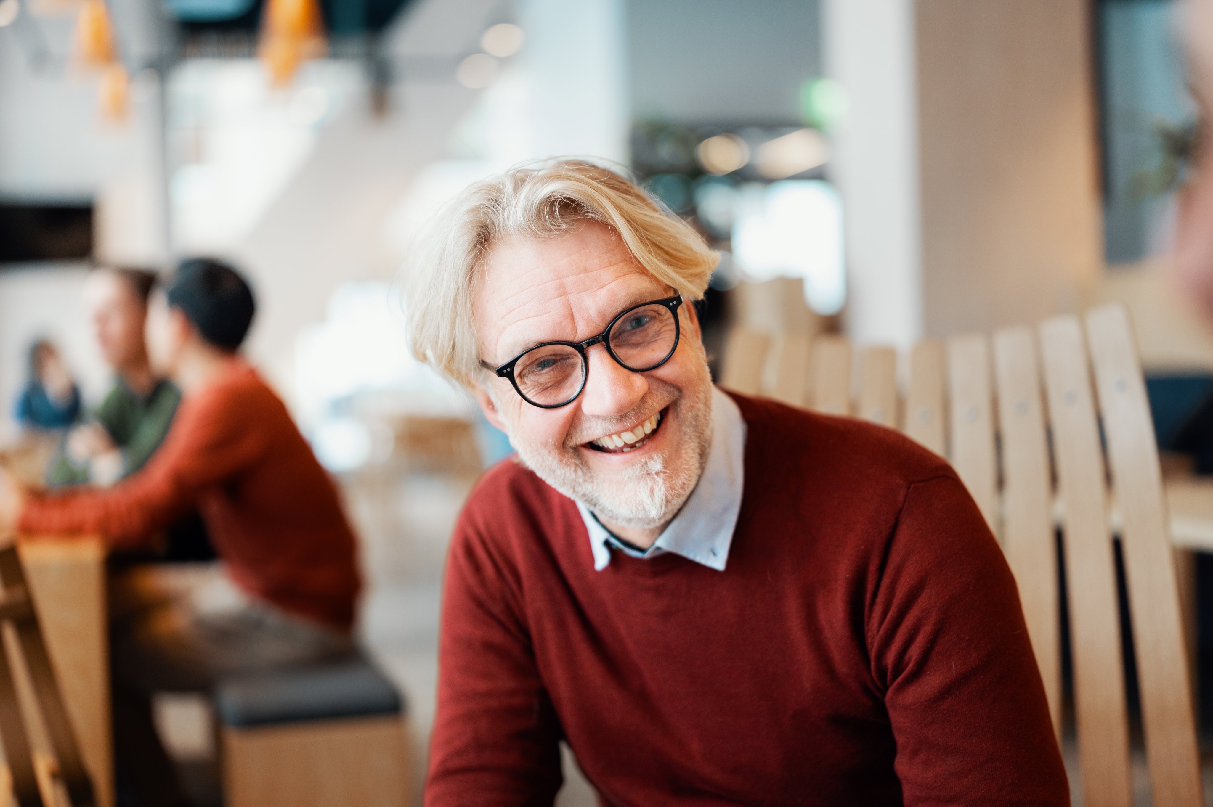 Eldre mann smiler til kamera