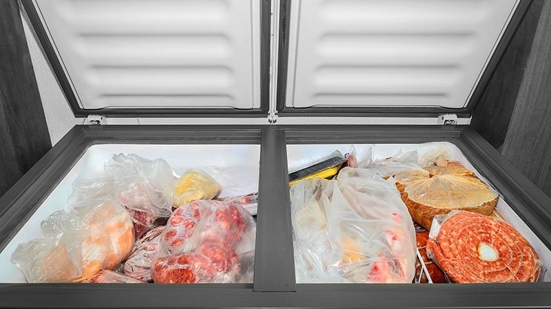Fryser full av frysevarer.