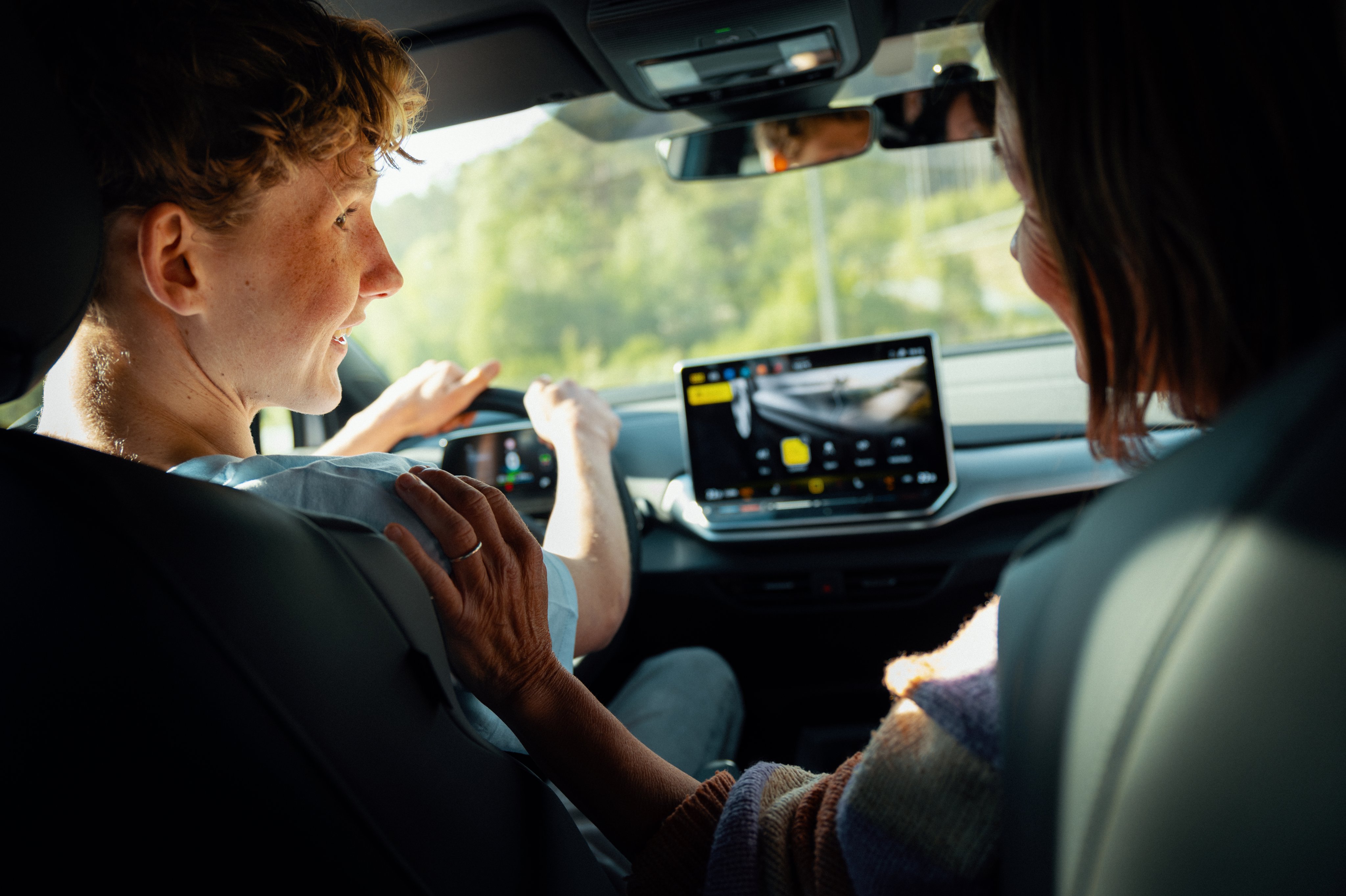 Ungdom som øvelseskjører sammen med moren sin.