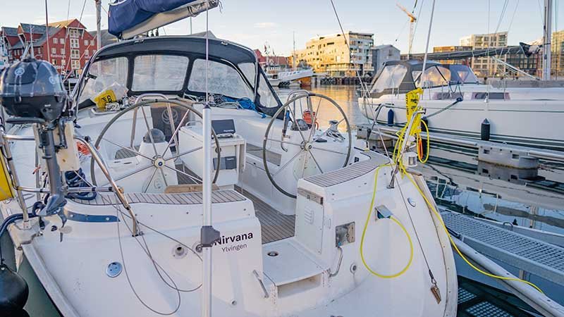 Seilbåt på rundt 30 fot som ligger til havn.