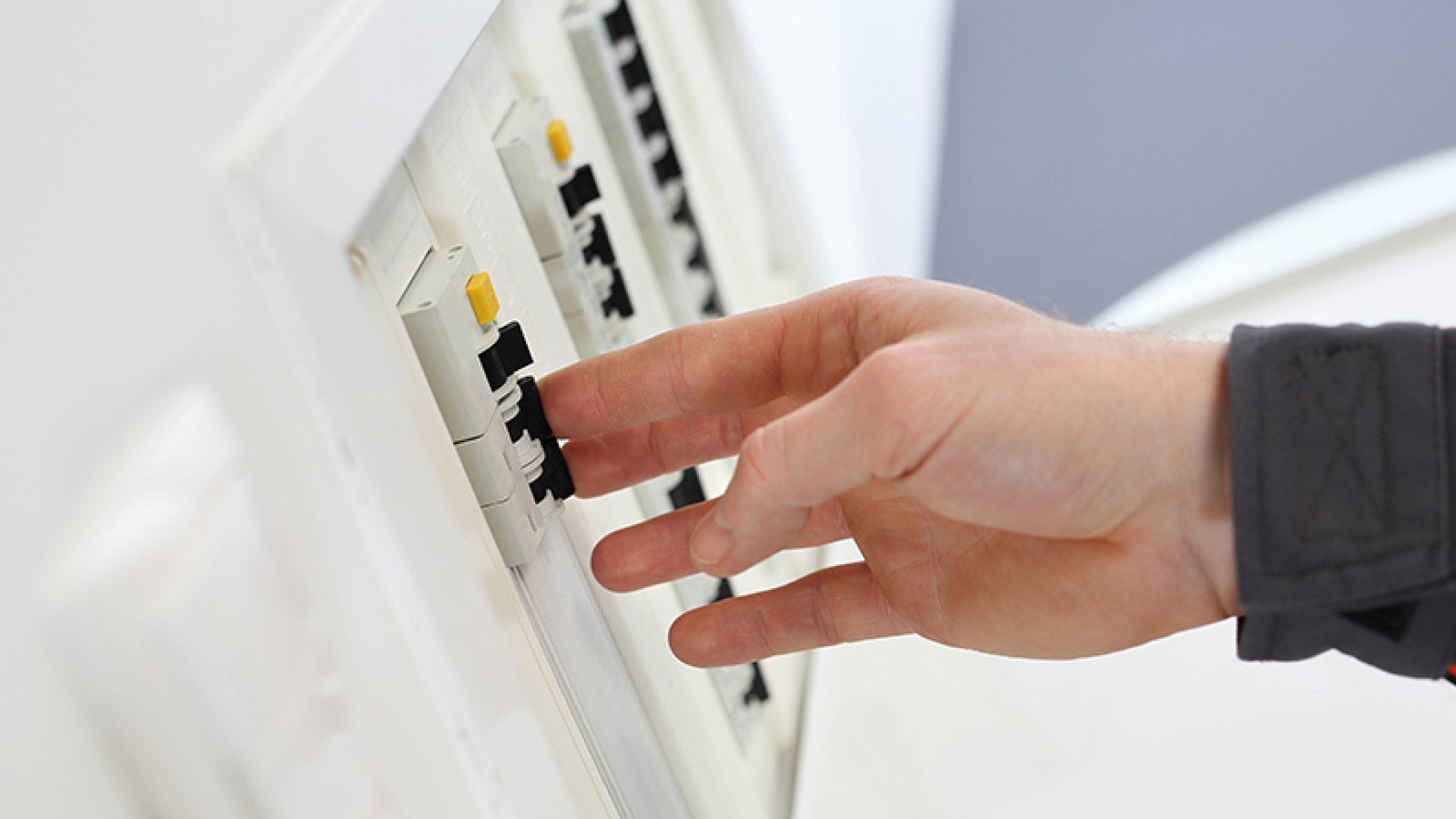 Hånd som trykker på moderne sikringsskap