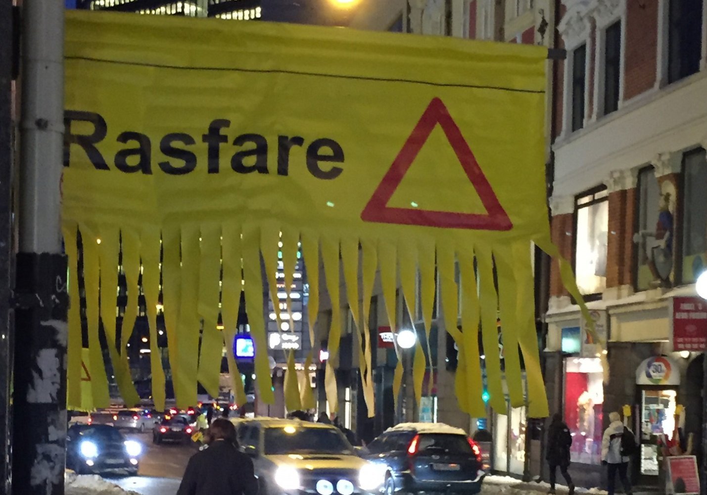 Gult rasfareskilt utenfor en bygård