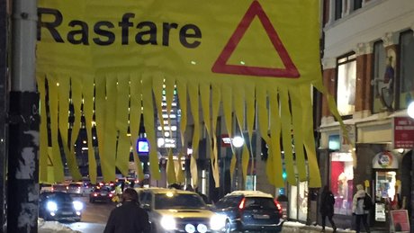 Gult rasfareskilt utenfor en bygård