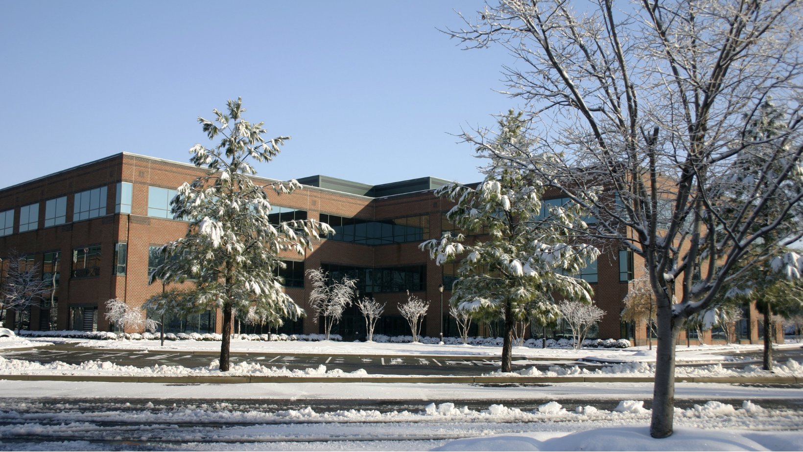 Et næringsbygg i et vinterlandskap.