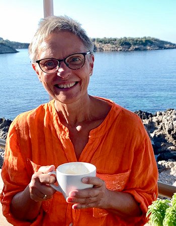 Linda Tendeland holder en kaffekopp og smiler til kameraet.