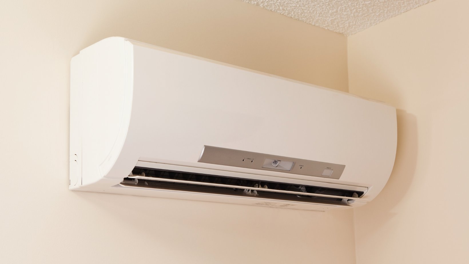 Varmepumpe montert på vegg innendørs.