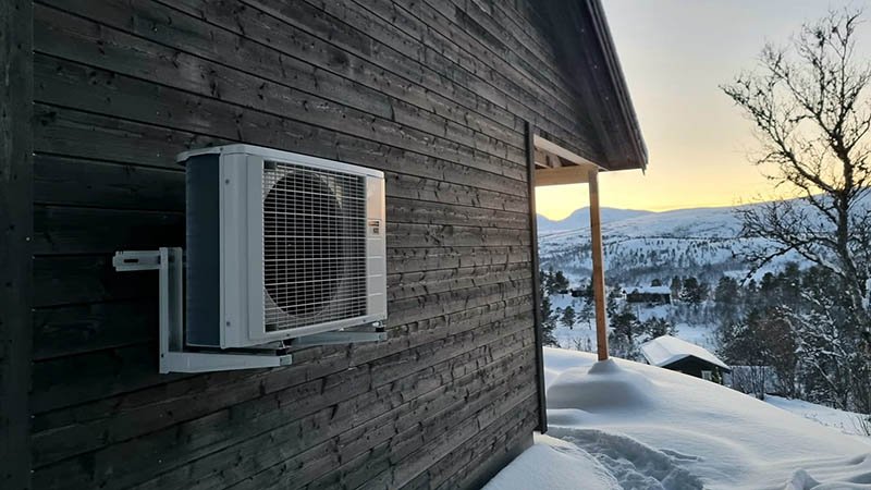 En varmepumpe på en hyttevegg.