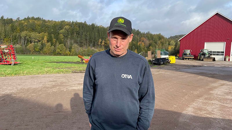 Thorbjrøn avbildet foran gården sin.