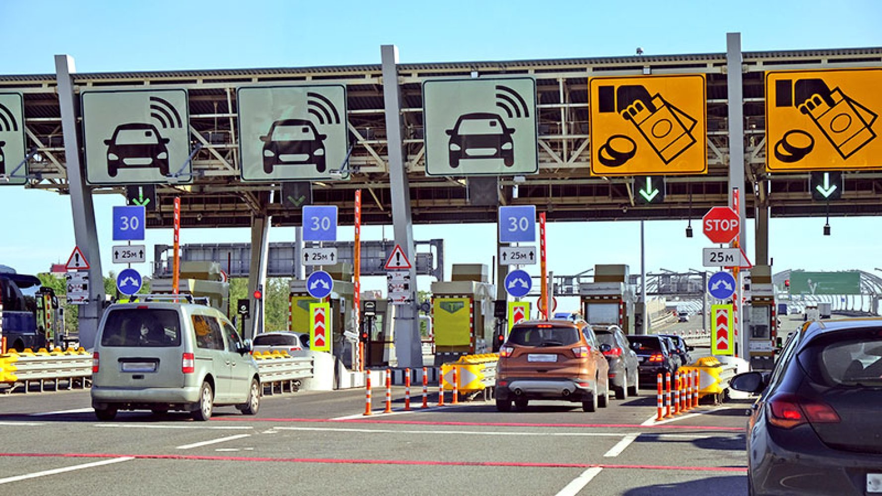 Biler kjører gjennom en bompengering i Sør-Europa