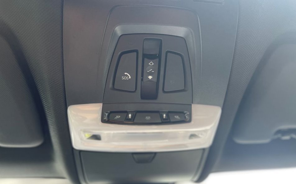 Nærbilde av en SOS-knapp i bil
