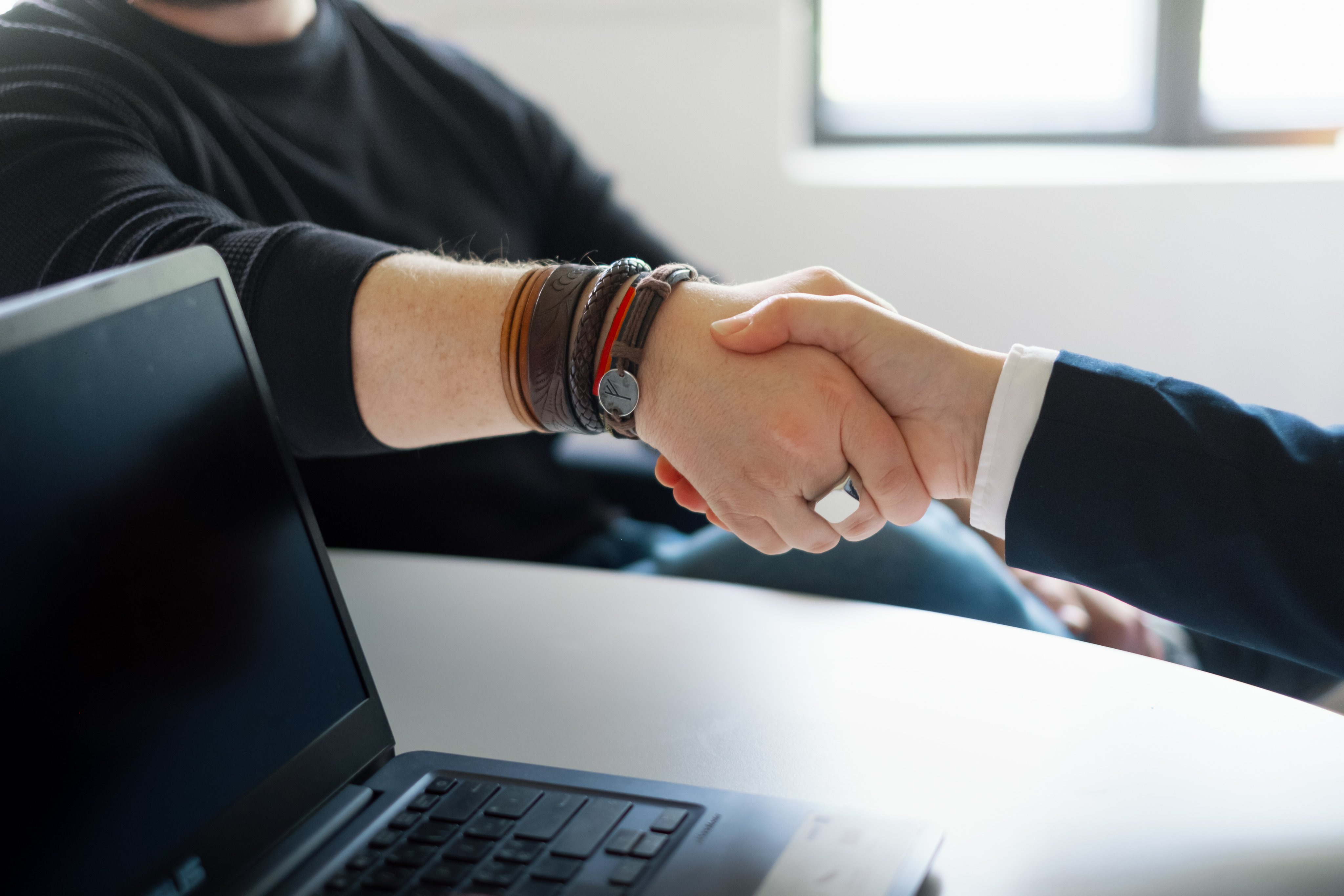 To ulike  hender i et håndtrykk