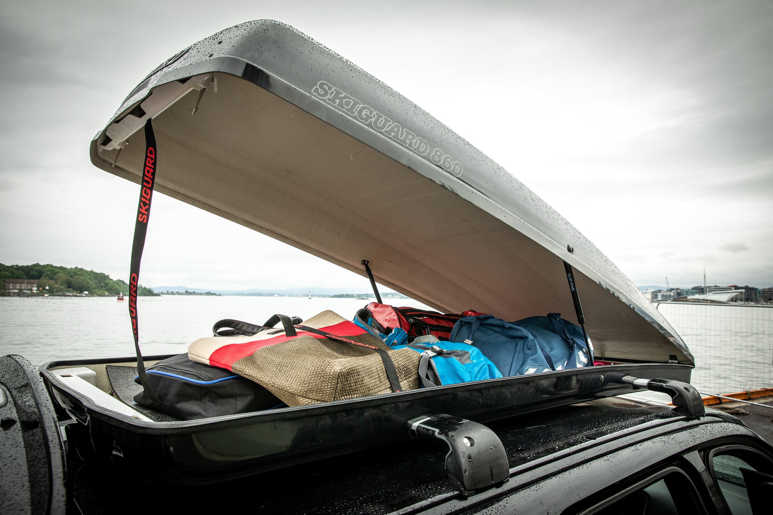 Fylt takboks på bil med lokket åpent