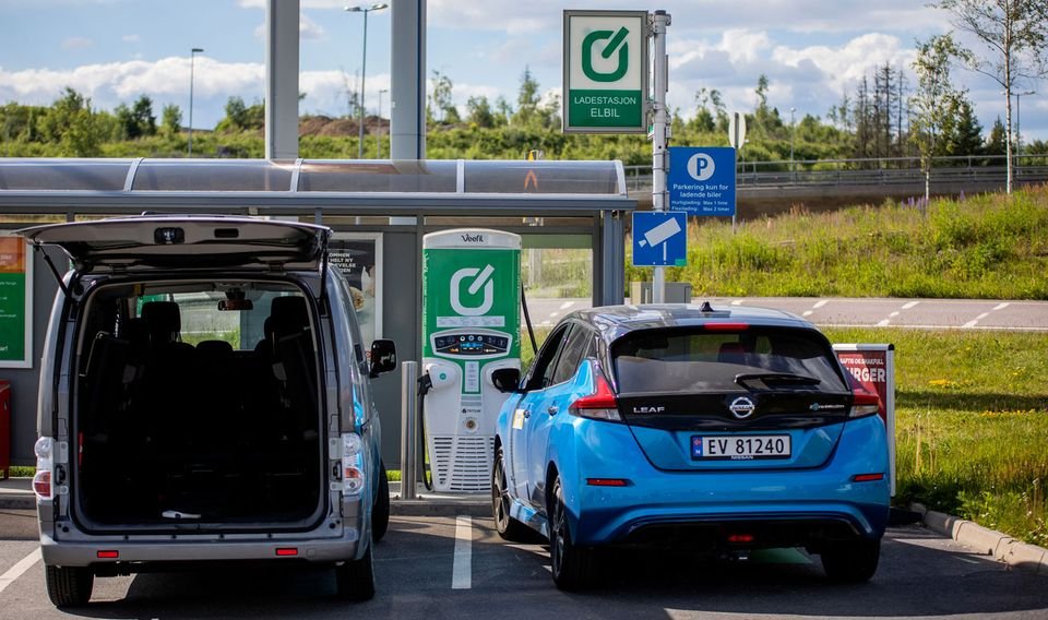 Bilde av elbil som lader på ladestasjon