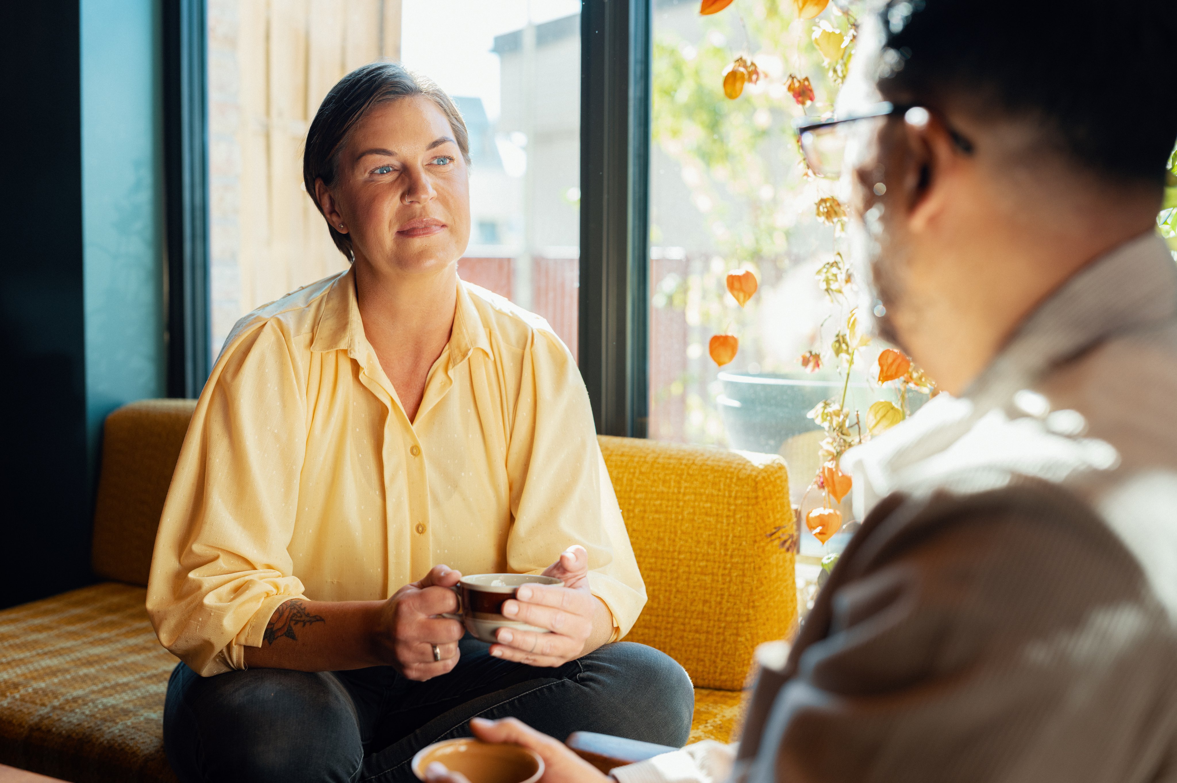 En dame lytter til en mann mens de har en samtale.