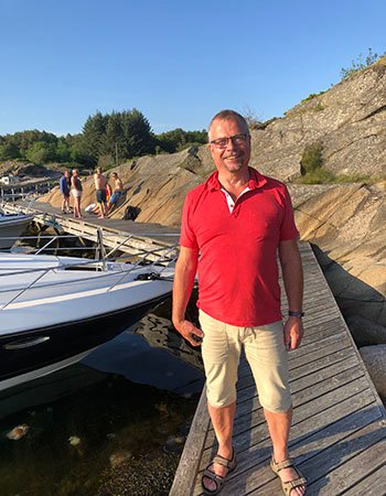 Thor Messel står ved en brygge