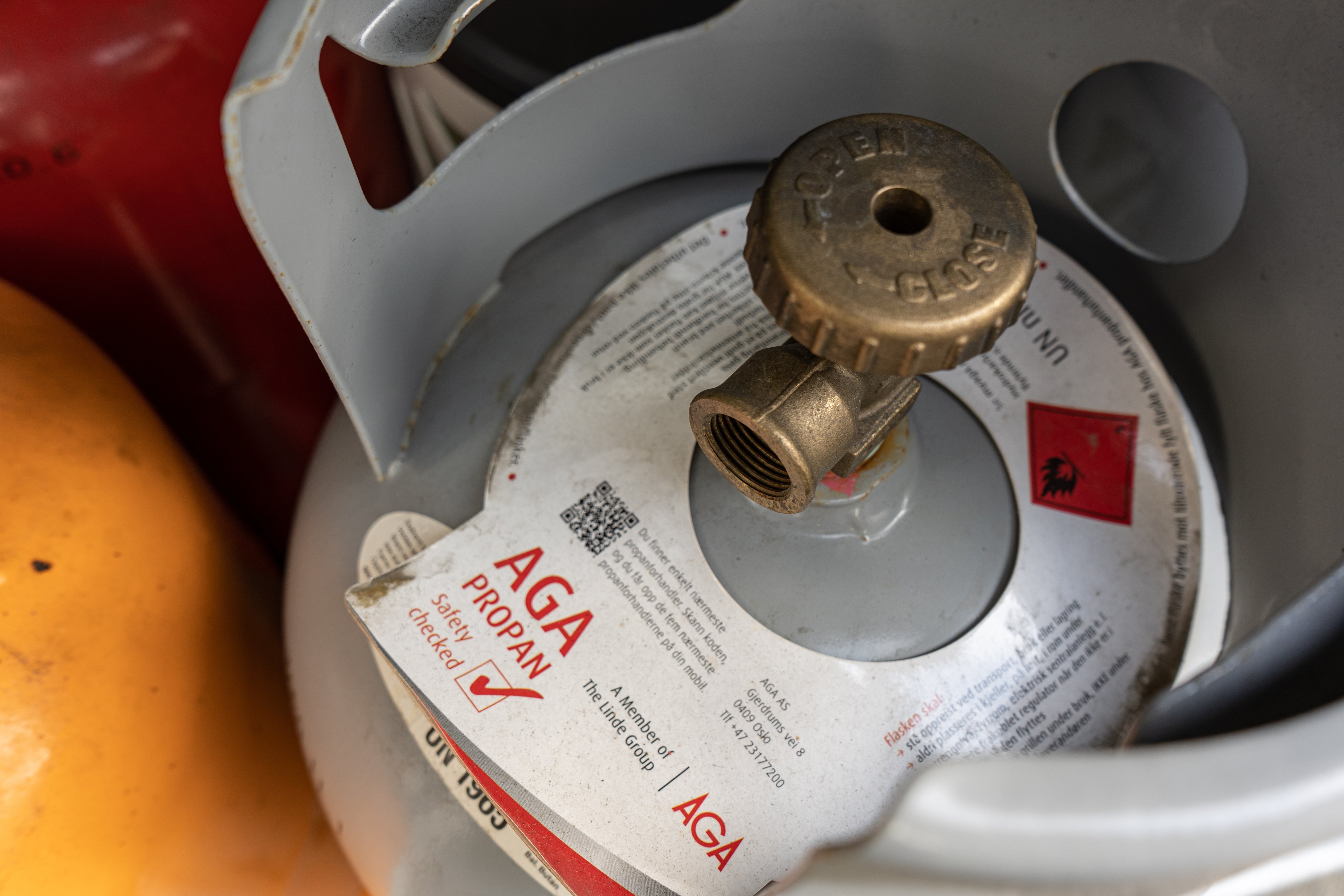 En gassbeholder med ventil.