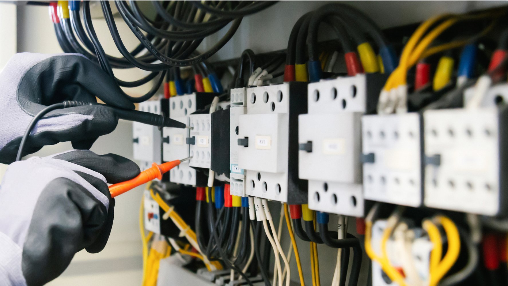 Bilder av et elektrisk anlegg.