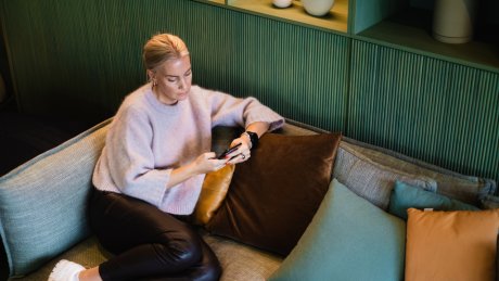 Medarbejder kigger på mobiltelefon