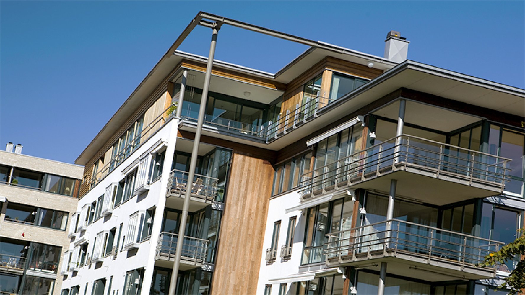 Bilde av moderne boligblokk med balkonger.