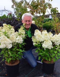 Geir Mellingen blant mange blomster.