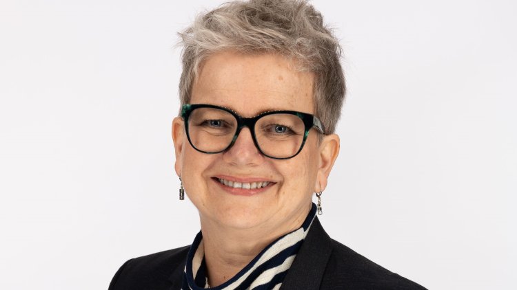 Kari Randen med sort og hvit stripete skjorte og svart jakke.