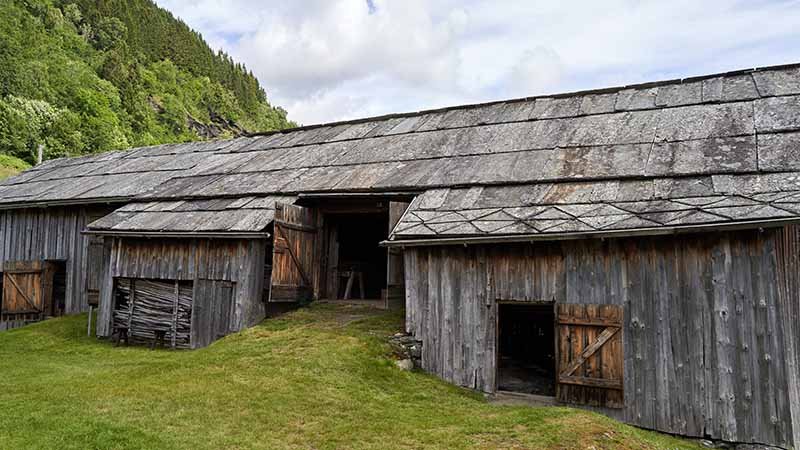 En Eldre falmet, grå låve.