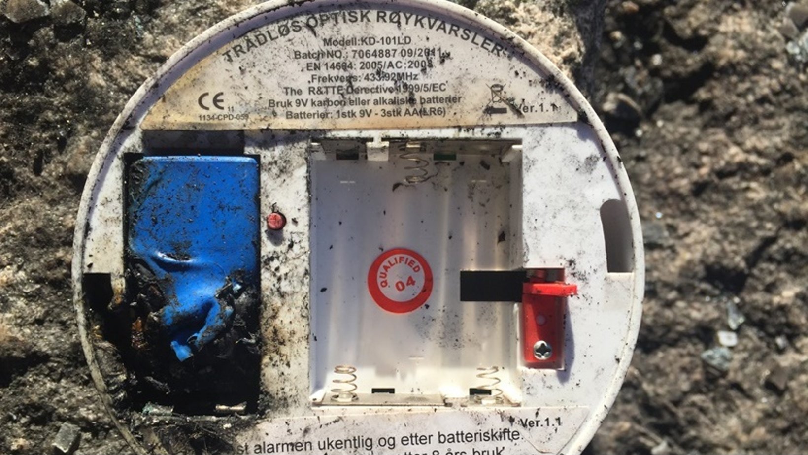 Bilde av røykvarsler som er tydelig brannskadet. Spesielt ved batteriet.