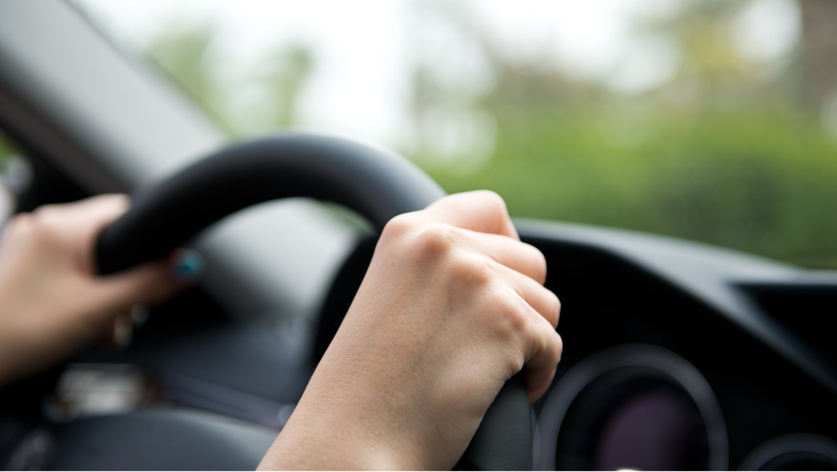 To hender holder på et bilratt.