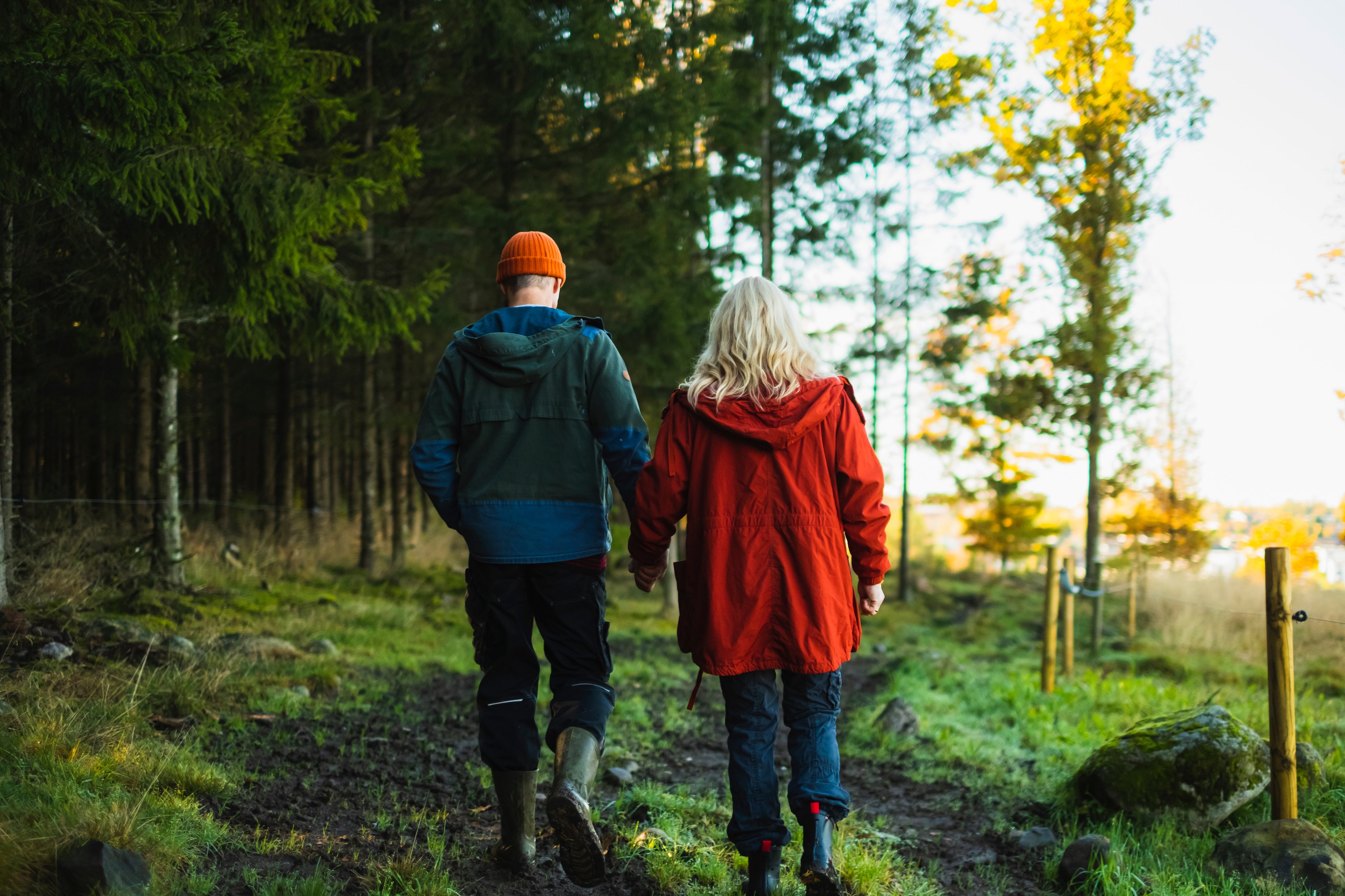 To bønder som går hånd i hånd ute