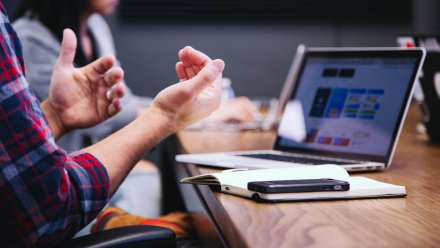 To personer sitter foran pc-er.