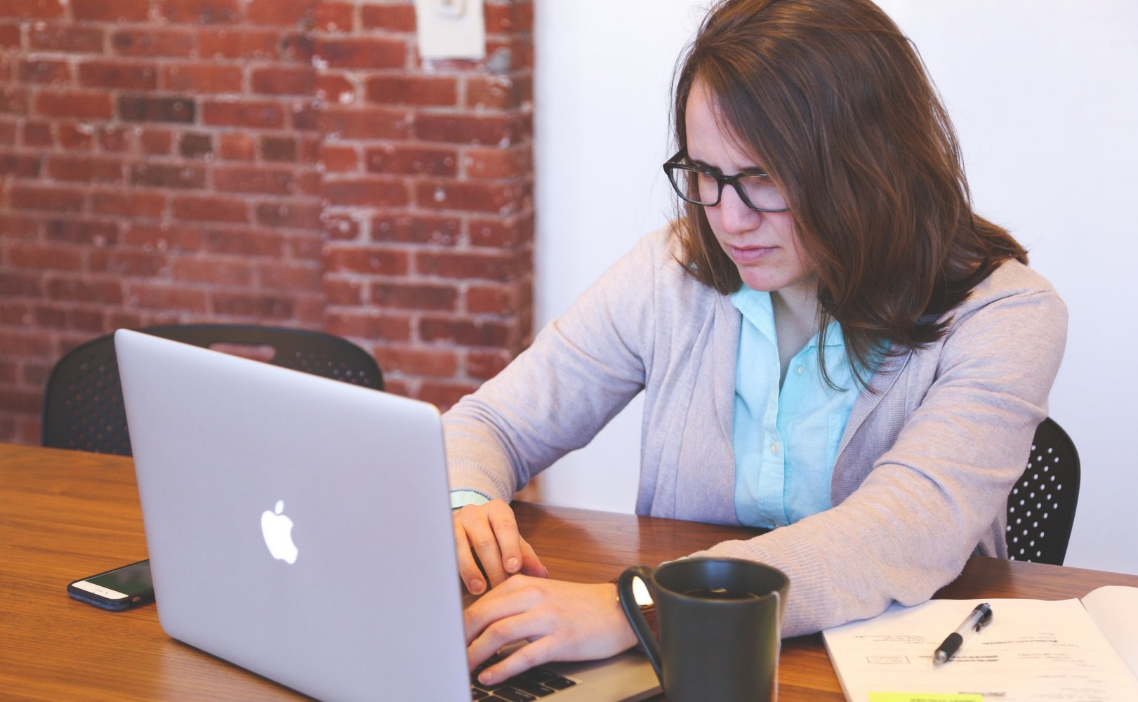 Styreleder som sitter og jobber på en pc.