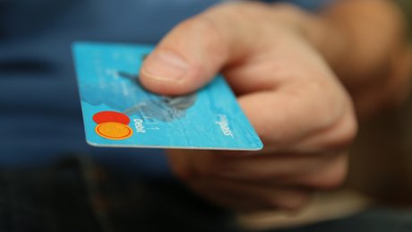 Bilde av et blått Mastercard