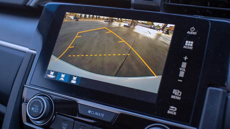 Nærbilde av skjermen til et ryggekamera