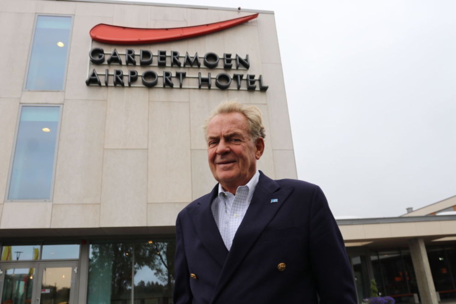 Jan Otto står foran Gardermoen Airport Hotel.