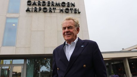 Jan Otto står foran Gardermoen Airport Hotel.