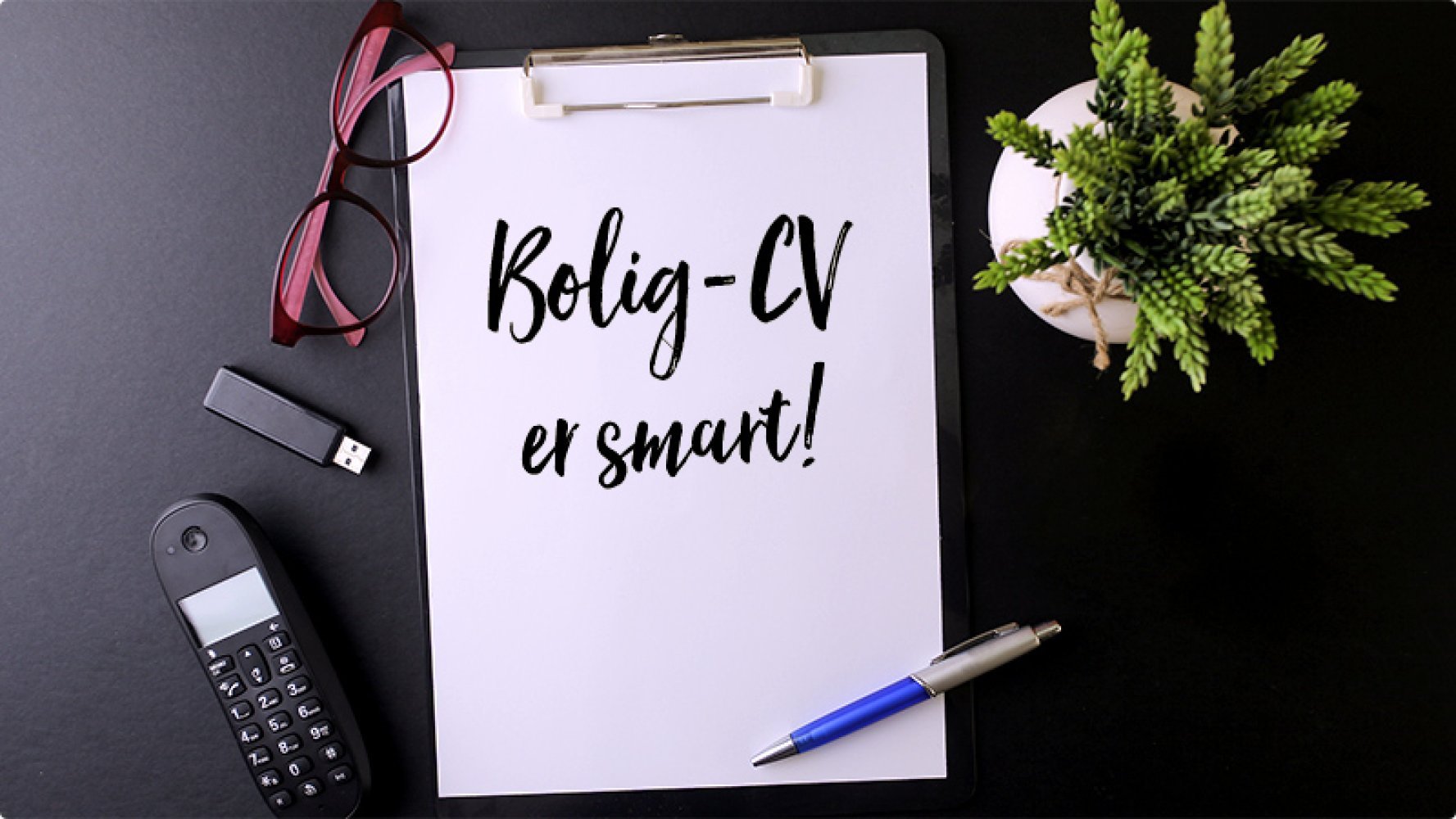 Skrivebrett med teksten ‘Bolig-CV er smart!’ omgitt av briller, telefon, penn og minnepinne.