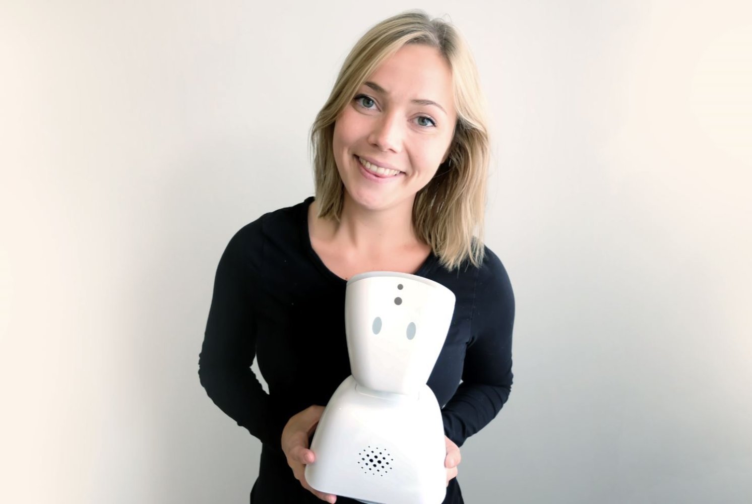 No Isolation-gründer Karen Dolva viser frem roboten AV1.