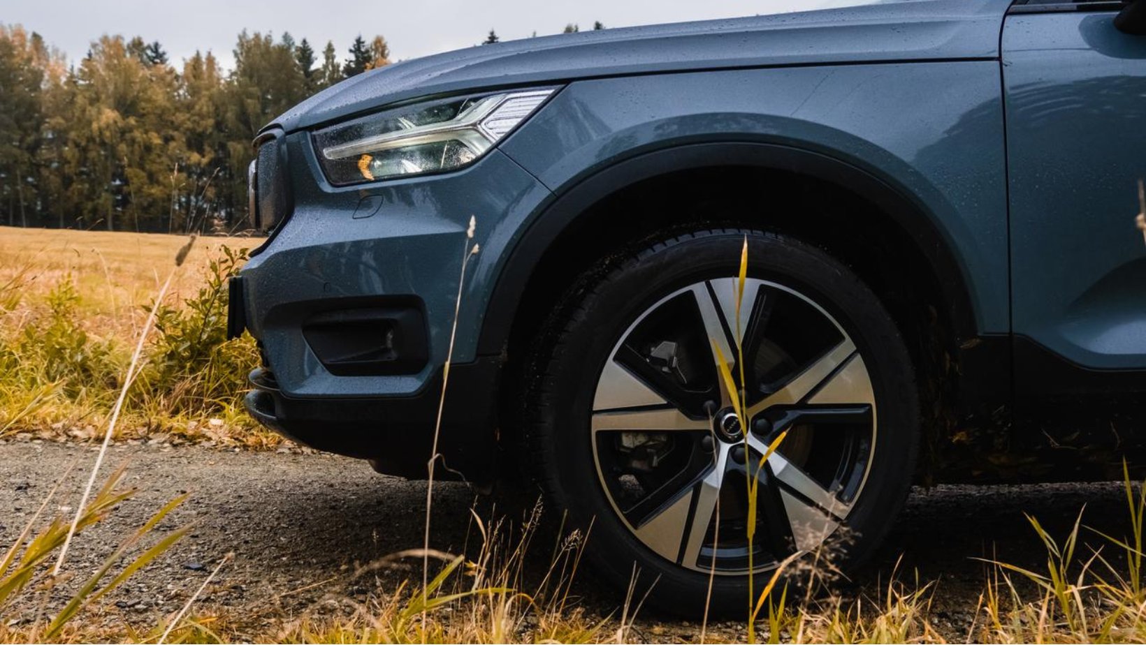 Nærbilde av fronten av en bil, sett fra siden.