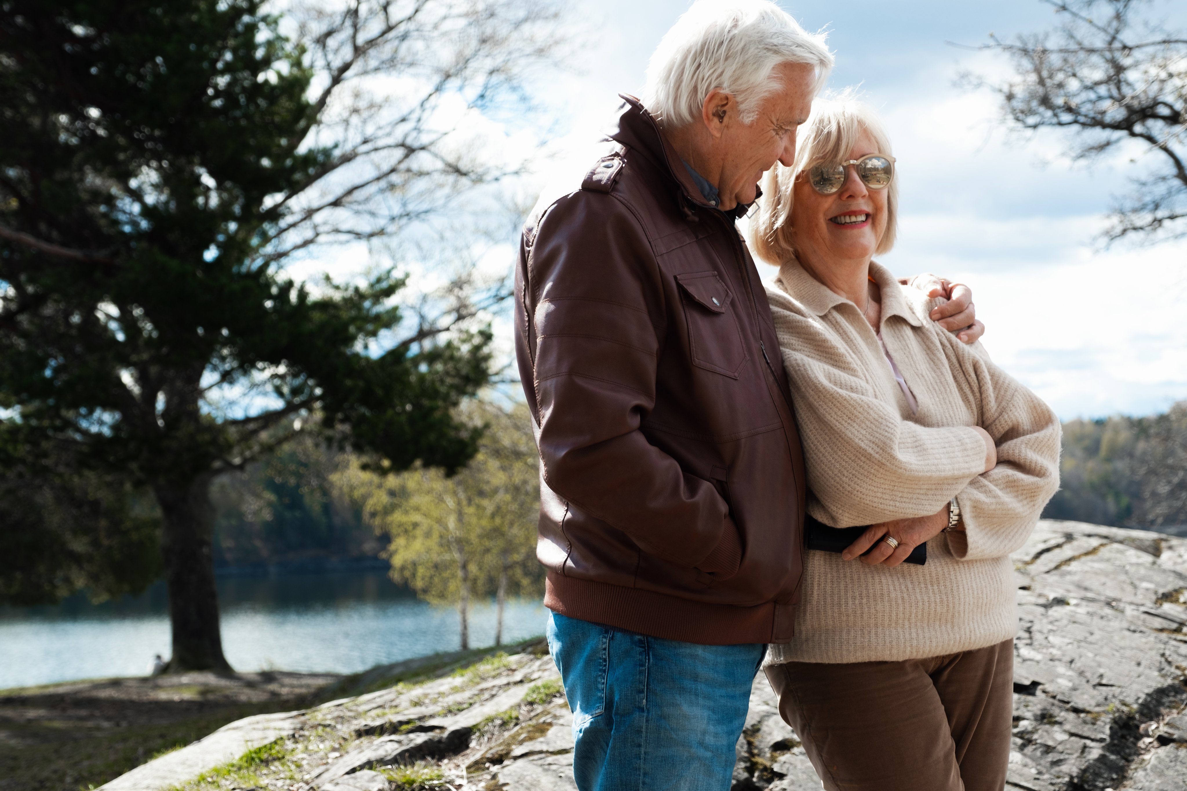 Illustrasjonsfoto snart pensjonist. Eldre par ute i naturen.