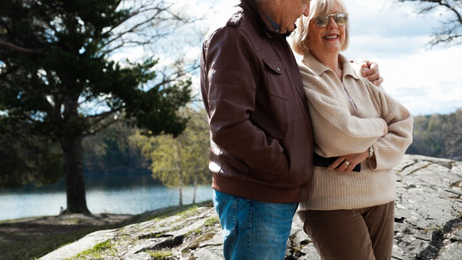 Illustrasjonsfoto snart pensjonist. Eldre par ute i naturen.